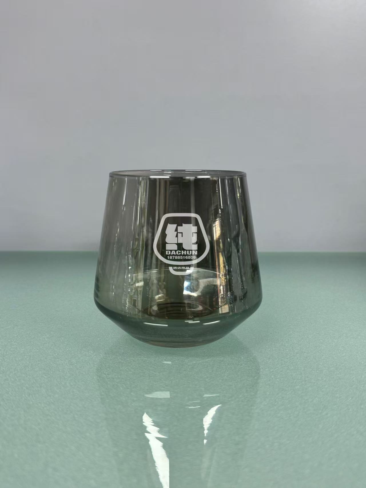 浅灰色啤酒杯