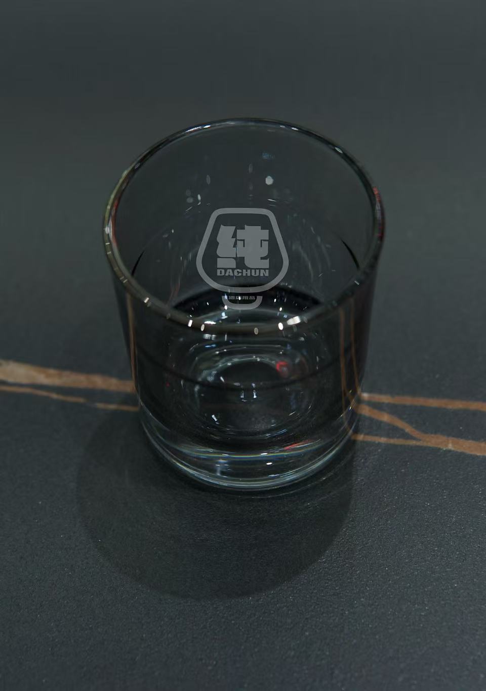 浅灰色啤酒杯