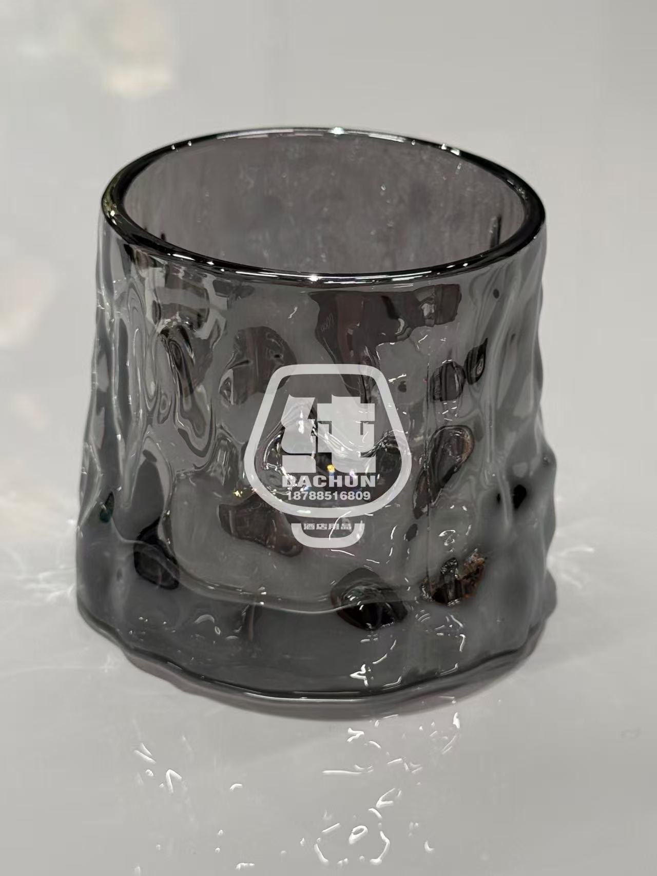 浅灰色树皮纹啤酒杯